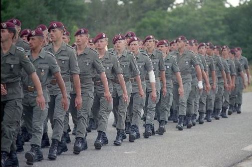 Les Parachutistes Allemands défilent au "pas imbriqué" l' effet de masse est impressionnant 