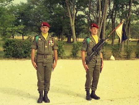  Capitaine DELACHESNAIE  Commandant la 1° compagnie avec son Porte Fanion "