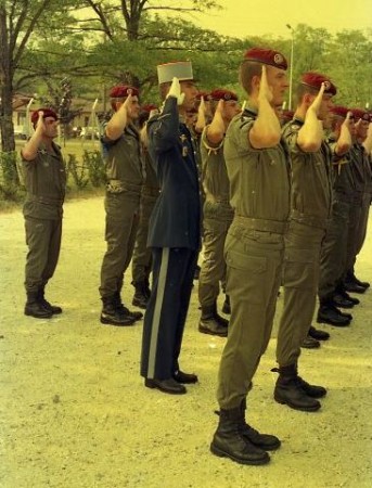 Les cadres sans troupe saluent