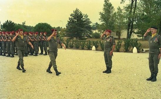  Le Lt Colonel P.de LOUSTAL est sur les rangs il échange le salut avec le colonel JP VOLA 