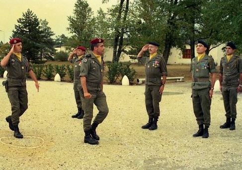  Le Colonel JP VOLA et le Lt Colonel Ch CHANTECLAIR échangent le salut avec l' autorité de chaque détachement