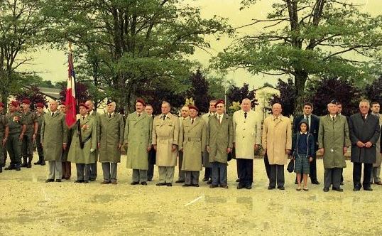 Les anciens du 1° RCP sont nombreux autour du Drapeau de leur amicale et de leur président le Colonel (er) ALLARD.Beaucoup portent l''imperméable d' Officier avec ou sans la ceinture 