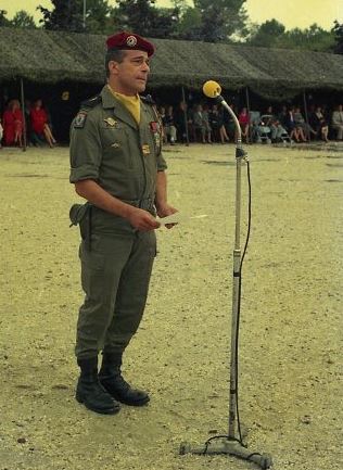 Allocution du Colonel JP  VOLA dont le visage est marqué par l' émotion