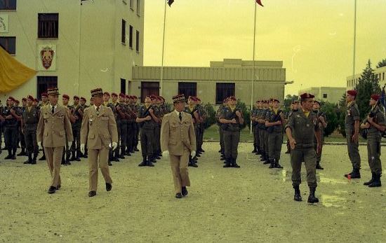 La revue des troupes est passée par les seules autorités situées dans la chaîne de commandement du 1° RCP