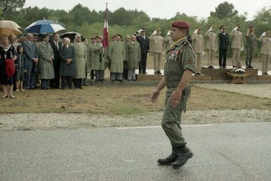 L' estrade habituelle a été agrandie pour pouvoir accueillir toutes les autorités de haut rang . Imperméables et parapluies fleurissent lors de cette journée avec averses intermittentes