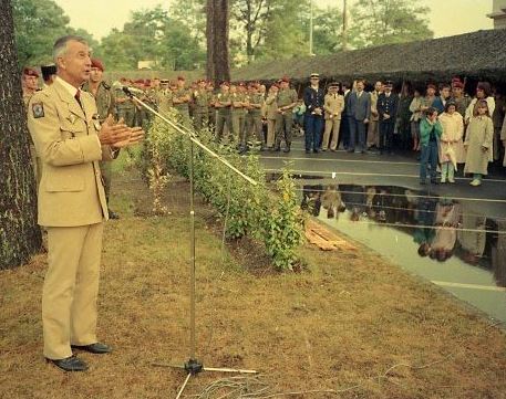 Le Général M.GUIGNON prononce une allocution et donne le signal de l'ouverture du buffet