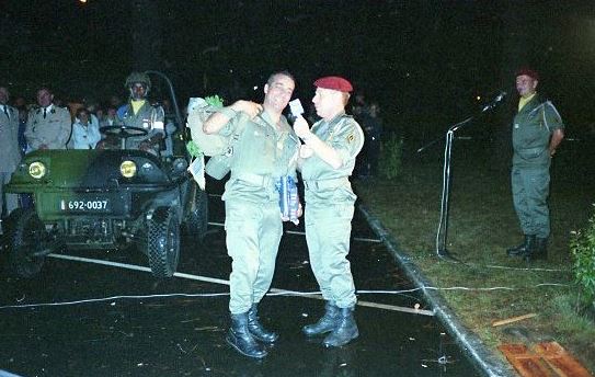 Une musette garnie est offerte au Colonel JP VOLA .Cette tradition , plutot vivace à la LEGION est destinée à fournir un viatique symbolique au partant .En principe il s' agissait à l'origine d'un départ du Service Actif