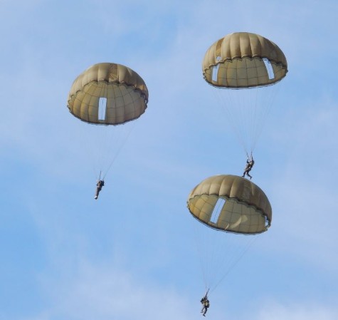 A moins que ce ne soit un effet d'optique , ce parachutiste crapahute sur la coupole d'un copain