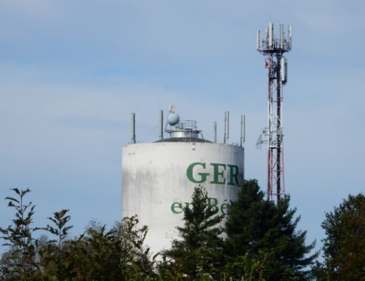 Cette photo indique au lecteur le pourquoi de:  GER en BEARN . C'est une manière de pub très visible depuis l' autoroute toute proche .