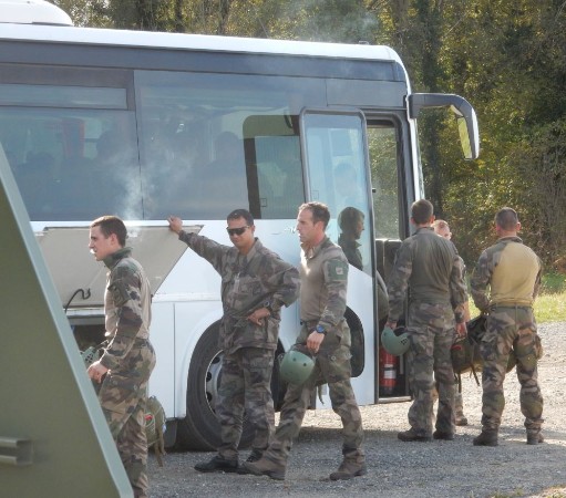 D' autres véhicules y stationnent . Camions et cars font des navettes entre TARBES OSSUN et la ZS de GER BOIS d'AZET