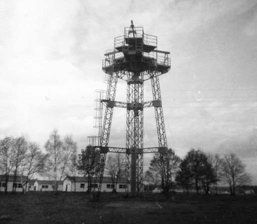   Photo de Francis SORO en 1961. En arrière plan les bâtiments de ROUGE