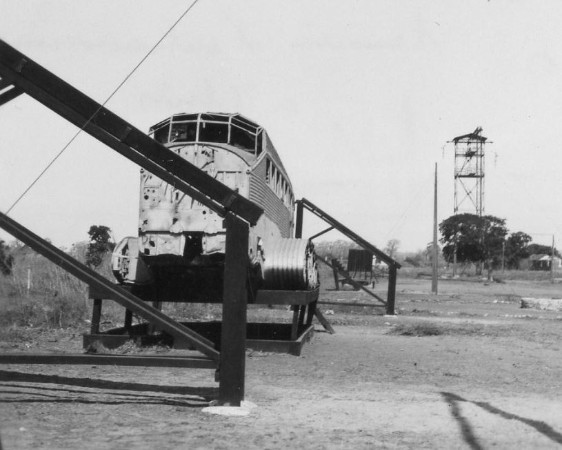 Au premier plan un toboggan, puis la maquette du JU 52