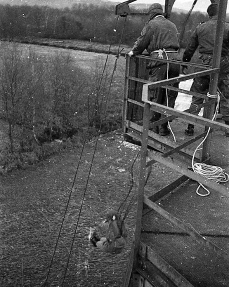      Belle position de sortie réglementaire d'un coté ,de l' autre sortie en croix avec mauvais positionnement des bras et jambes serrées  