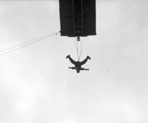 Vue d'en bas belle démonstration de saut en croix par un moniteur. Le moniteur ouvrait la séance par un  saut en croix pour faire la démonstration à la fois de son aisance et de la fiabilité du matériel .