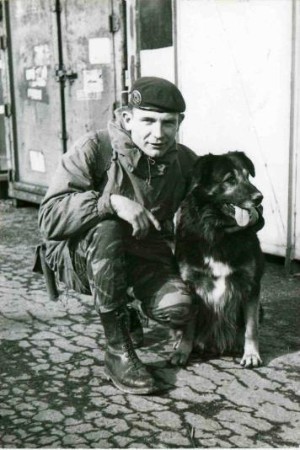 là, je suis avec un pote : ANDR.E Il parait que l' on va rentrer en FRANCE ...la guerre est finie .