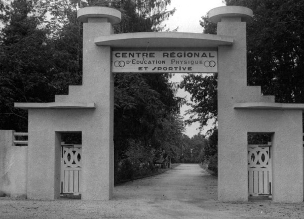 Entrée de l'ENEPM  construite dans le style art moderne très élégant.