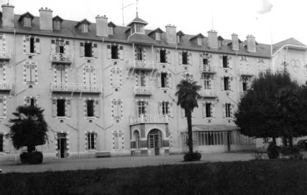 Façade principale du bâtiment futur PC de la 11°Division Parachutiste puis de la 2°Brigade Parachutiste Façade principale du bâtiment futur PC de la 11°Division Parachutiste puis de la 2°Brigade Parachutiste