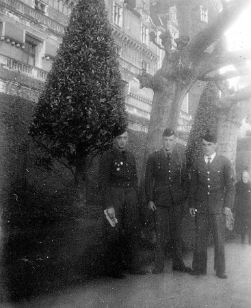  Le dimanche une  visite au château de PAU s'impose . Le Sergent Henri ESTEVE porte une chemise blanche Il est donc en tenue de cérémonie et non point en tenue de sortie ,chemise  kaki ,cravate kaki comme  ses  camarades .