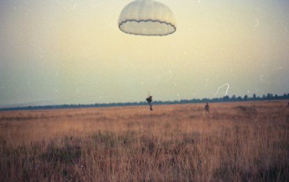 Une voile blanche ? Il s' agit de l'Ensemble de Parachutage Individuel (EPI) cette voile blanche est inhabituelle .  