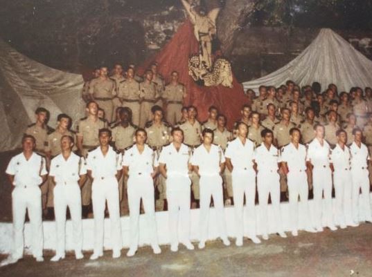 Pour fêter Saint MICHEL les cadres ont revêtu le « petit blanc » chemise manches courtes qui se distingue du  "grand blanc" vareuse cravate . 