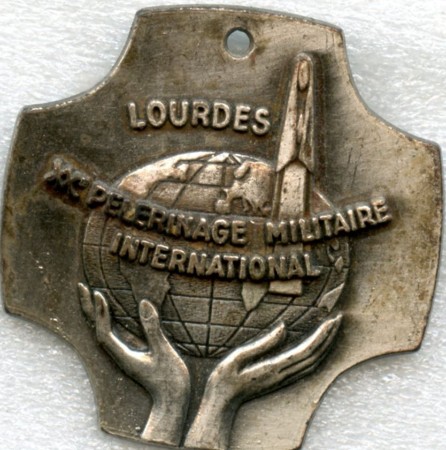 Chaque année se déroule un Pèlerinage Militaire International à LOURDES (PMI) .Un insigne est créé à cet occasion .Celui ci est le cru 1978. Le 1°RCP assumait régulièrement la mission de soutien du Camp de Toile .