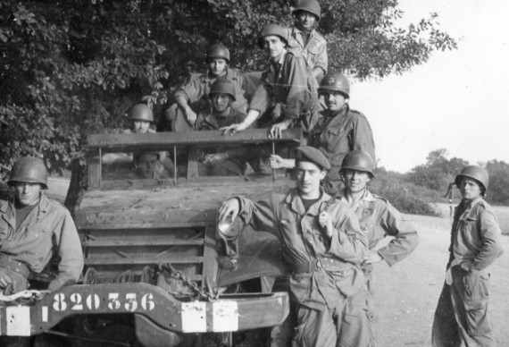 " Ecole de conduite sur Half Track pour le permis Semi Chenillé sur un chemin autour du Camp d' Idron.Le pilotage du half track est le mème que celui du GMC avec cependant un peu plus de raideur dans la direction .Au premier plan , en beret et ceinturon US,l' aide moniteur .On observe un casque orné du brevet peint en blanc"