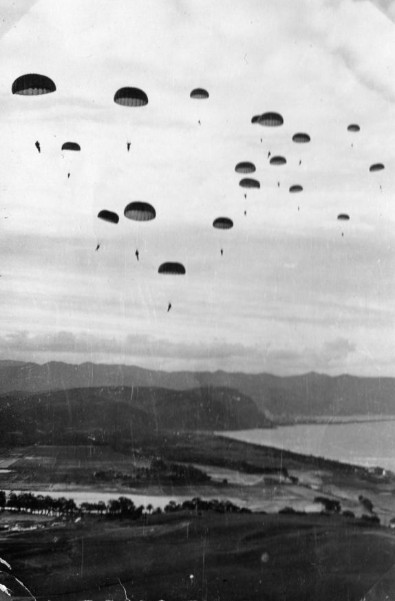 Photo du littoral de PHILIPPEVILLE , coupoles épanouies sous un ciel pluvieux .La photo est prise soit de la porte d'un avion soit au début de la descente d'un parachutiste "