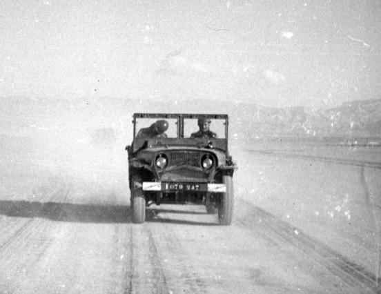 Une jeep DELAHAYE dans la région de BISKRA