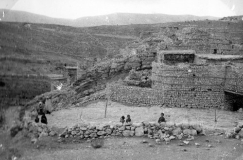 Un petit village pittoresque aux habitations de pierres sèches en AURES