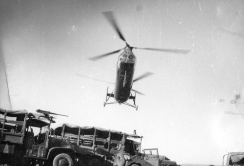 .Une "banane survole les véhicules ,parmi lesquels on remarque un GMC avec mitrailleuse de 50 sur affut circulaire ;La fréquence de véhicules sur les photos de André BERNARD semble confirmer qu'il était bien conducteur "  