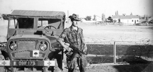 Au parc auto de la Base Arrière  - Camp de passage de BATNA rebaptisé Camp RUITER du nom de ce Lieutenant mort au champ d' honneur le 23 Février 1957