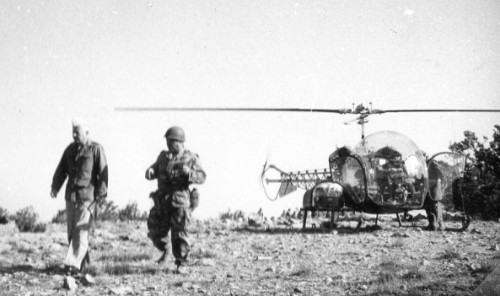 Le Chef de Bataillon GERAUD présente à l' Officier supérieur responsable d' une opération de Secteur le dispositif de son groupement .En 1957- 58 on rencontre souvent le Chef de Bataillon GERAUD à la tète d'un Groupement de Compagnies du 18° RCP .Outre que sa fonction de "Commandant Adjoint " le prédisposait à cet emploi , c' etait un vieux soldat , très titré , connu pour son sens tactique et sa parfaite maitrise de la topographie 