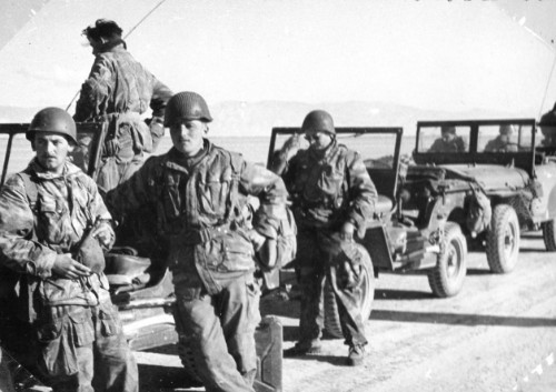 "Colonne de jeeps en cours d'opération de complètement des pleins .André BERNARD a ressorti la gourde en peau qu'on lui avait vue à IDRON Notez le pantalon de saut camouflé au modèle 1947 1951( petites poches sur le devant des cuisses ) Déjà en 1958 ce type de tenue se faisait rare et André BERNARD se singularise en portant une tenue de saut complète à ce modèle"