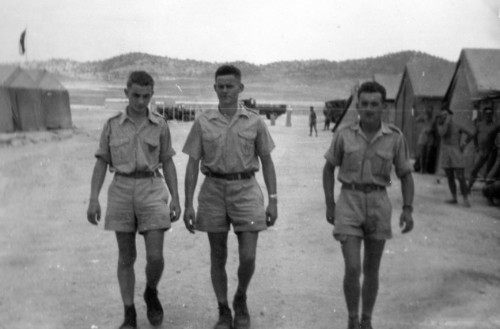 " Dans le camp de la BOA ,les tentes modèles 56 sont alignées au cordeau .Des éléments de colonnes romaines en limitent les quartiers de Compagnies .Sur la troisième guitoune on aperçoit une boite à lettres.Tenue de bivouac : short chemisette et pataugas ..entre deux opérations "  