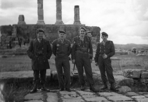 "andré BERNARD figure parmi ce groupe de touristes en tenue d' hiver modèle 1946 "