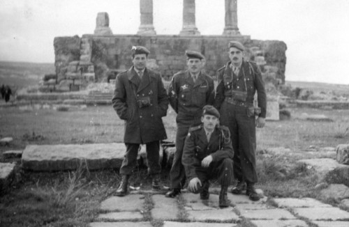 Deux sergents d' active l'un avec son 3/4 l'autre en tenue dite EISENHOWER  En fait une tenue de coupe US en drap fin qui était tolèrée pour les cadres .Les deux parachutistes portent une arme de sécurité .