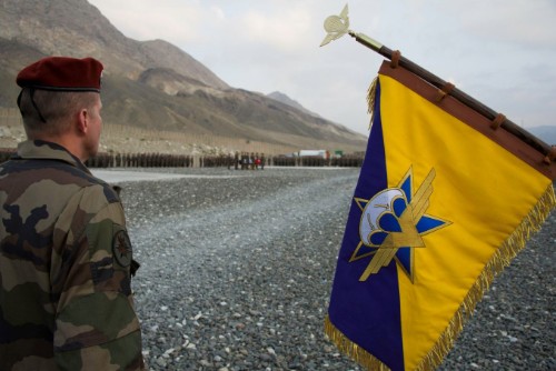 Fanion de type Bataillon .Sur fond aux couleurs du 1° R.C.P. Bleu et Jaune l' avers porte l'inscription BATTLE GROUP RAPTOR  c' est à dire Unité de Combat de Rapaces .