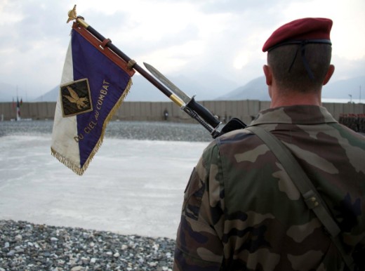   " Fanion de la 1° Compagnie qui compose le Sous Groupement Tactique Interarmes  alpha :Fanion au modèle 1955    Du ciel au combat