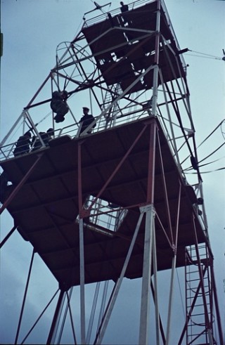 Le parachutiste est relié à un cadre oscillant qui fait office de coupole par les quatre élévateurs