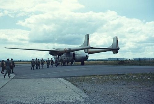 Embarquement d'un stick ( groupe de saut ) dans le Nord   A cette époque les C 160 Transall n' étaient pas encore entrés en service "  