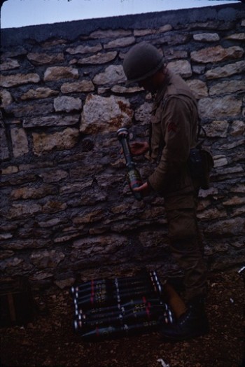 Le Régiment était doté de Lances Fusées Anti Char U.S.au tube articulé en deux éléments .Le parachutiste G.DESWEEMER prépare des "fusées "  pour un tir à CAYLUS  On rencontre rarement des photos montrant cette munition ..