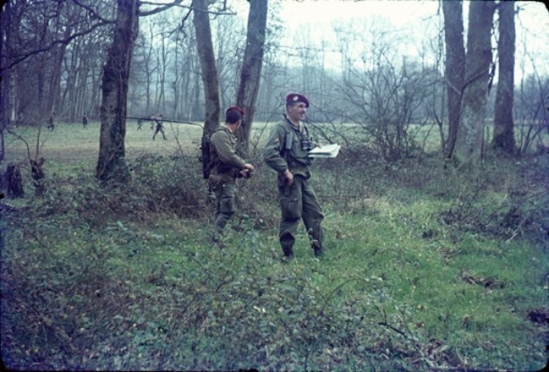   Sergent Chef  Jean LAMARQUE , chef de Section en cours de progression , son radio porteur d'un ANPRC 10 à ses cotés .J.LAMARQUE est un vétéran d' ALGÉRIE décoré de la Médaille Militaire pour faits de guerre , quelques années plus tard il sera fait chevalier de la Légion d' Honneur .  