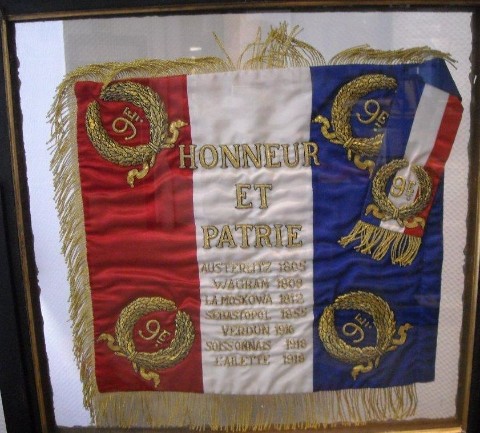 Il conviendrait maintenant d' ajouter l'inscription :A.F.N. 1952-62 . Par ailleurs il ne faut pas oublier que nos actuels Drapeaux ne font pas référence aux faits antérieurs à 1791 ....or ci devant NORMANDIE à cette époque était déjà auréolé de près de  trois siècles de gloires militaires  !!!! "