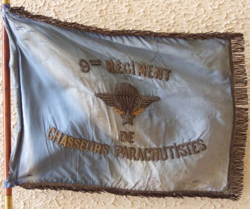 A l' avers ce Fanion rectangulaire porte en son centre un Brevet de Parachutiste finement brodé  avec l'inscription en cannetille 9° Régiment de Chasseurs Parachutistes