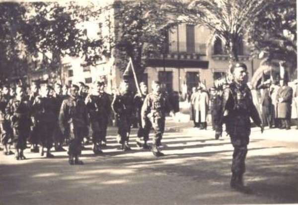 Le Capitaine Jacques PORTALIS défilant à la tète de la 1° Compagnie dont on voit le Fanion au second plan à droite