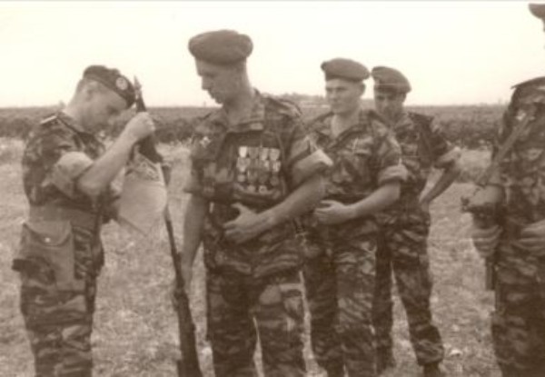 Sur la photo ou le Capitaine FERRARI ajuste le fanion sur le fusil , le Sgt BEAULIEU est Porte Fanion , derrière lui le Sergent TANTOT que l'on retrouvera officier au 1° RCP dans les années 70 , 