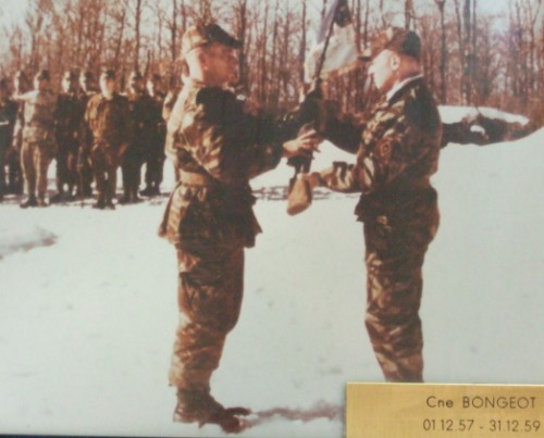   - " Ces photos de la passation de Commandement entre le Capitaine Julien BONGEOT et le Capitaine FERRARI posent un problème .En effet on distingue très bien que le Capitaine BONGEOT remet au Colonel BRECHIGNAC un Fanion du "2° type " Ce qui signifierait que la 1° compagnie a détenu deux Fanions de types différents pendant au moins tout le temps de commandement du Capitaine FERRARI "