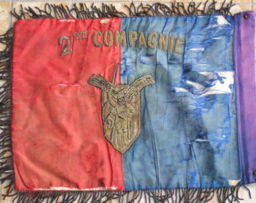 Ce Fanion de la 2° Compagnie pourrait être celui du Capitaine BELLOUARD ou du Capitaine GENTILS ( 1961 - 1962 ) Rectangulaire et frangé or il appartient à l' évidence à la mème série que le Fanion précédent de la 1° compagnie .