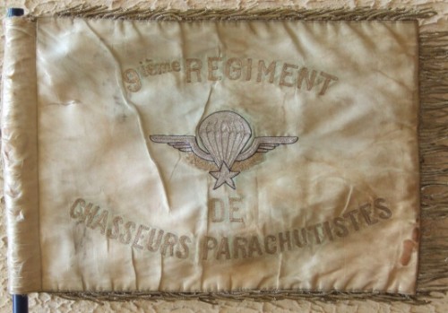 A l' avers sur fond BLEU uni (très délavé)   l'inscription 9° RÉGIMENT de CHASSEURS  PARACHUTISTES encadre un Brevet de Parachutiste au naturel , le tout en broderie d' or