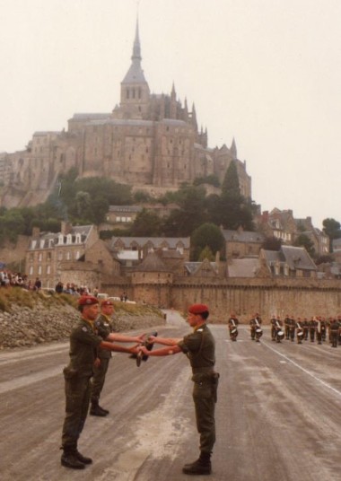    "Sous le commandement du Colonel Michel  LORIDON passation de commandement entre le Capitaine DAMAY ( quittant ) et le Capitaine de JACQUELIN ( prenant ) en juillet 1982 sur le site hautement symbolique du MONT SAINT MICHEL .Pour rappel , l'insigne du 9° RCP n' est autre que la reproduction fidèle de la statue de l' Archange qui surmonte la flèche de l' abbaye du  MONT .